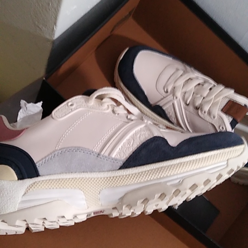 Coach Women’s Shoes. - Picture 5 of 5